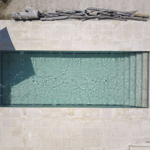 suelo móvil para piscinas de piedra