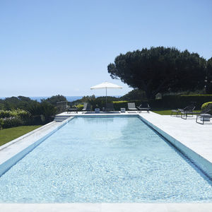 suelo móvil para piscinas de piedra