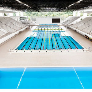 piscina sobre suelo / enterrada / de acero / pública