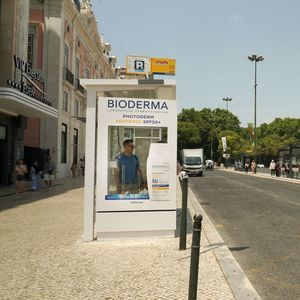 parada de autobús de acero