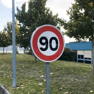 señal de tráfico de pie