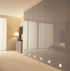 armario contemporáneo / de madera lacada brillante / con puertas batientes / con iluminación integrada