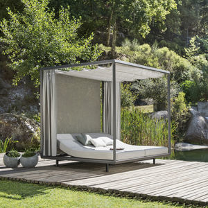 cama de jardín con dosel