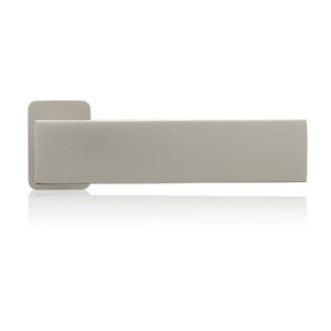 tirador para puerta de metal
