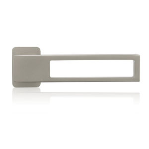 tirador para puerta de metal