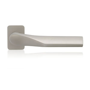 tirador para puerta de metal