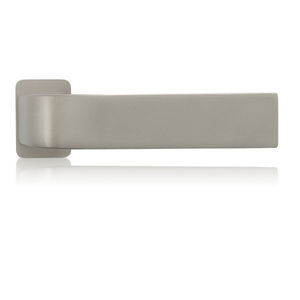 tirador para puerta de metal