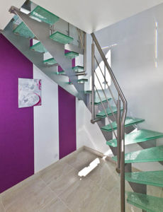 escalera en L / estructura de acero / con peldaños de vidrio / sin contrahuellas