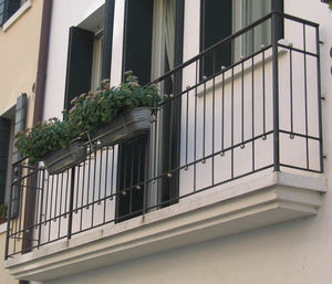 balcón con barrotes
