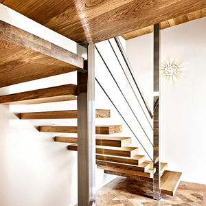 escalera en U / estructura de metal / con peldaños de madera / sin contrahuellas