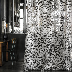 visillo con motivos decorativos