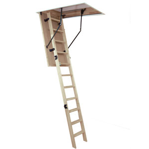 escalera elevada de madera
