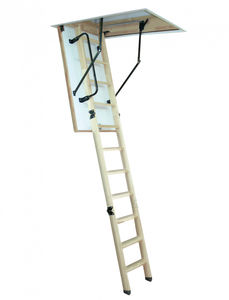 escalera elevada de madera