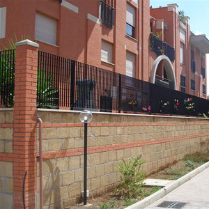 valla de rejilla metálica