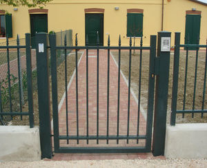 puerta para jardín de acero
