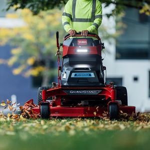 cortacésped con operador a pie