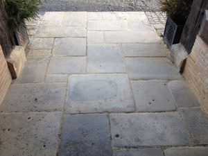 adoquín de piedra calcárea