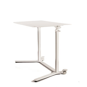 mesa de ordenador. de pie
