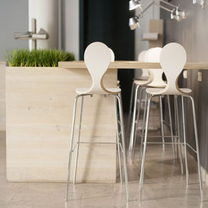 silla de bar de diseño escandinavo / tapizada / apilable / con reposapiés