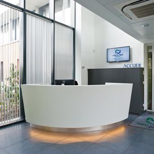 mostrador de recepción en arco de círculo