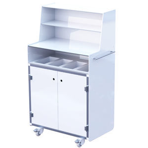 vitrina de bufé neutra con rueda