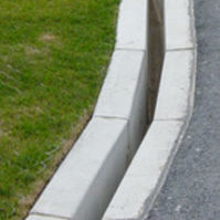 canal de drenaje con abertura