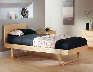 cama individual / moderna / con cabecero / de madera de frondosa