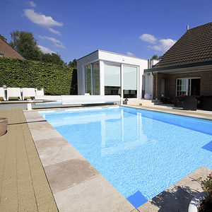 borde de piscina de travertino