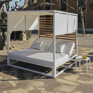 cama de jardín con dosel