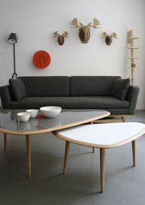mesa de centro de diseño escandinavo / de roble / de madera lacada / triangular