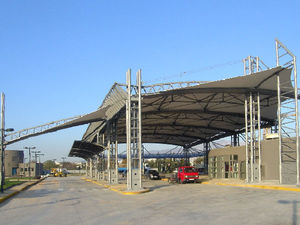 tensoestructura sobre armazón metálico / para cubierta / con membrana de PVC / para espacio público