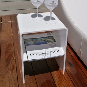 mesita auxiliar contemporánea