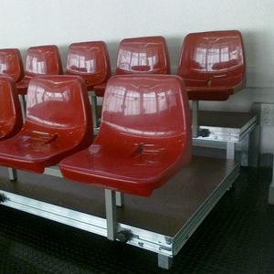 asiento para grada con respaldo bajo