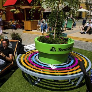 jardinera de polietileno / redonda / con banco integrado / contemporánea