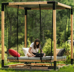 cama de jardín con dosel