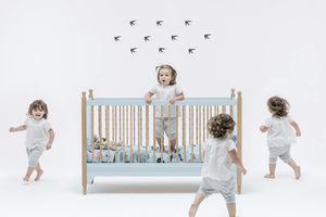 cama para bebé contemporánea