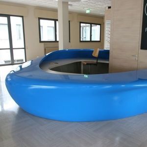 mostrador de recepción en arco de círculo