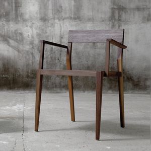 silla moderna / con reposabrazos / de roble / de madera maciza