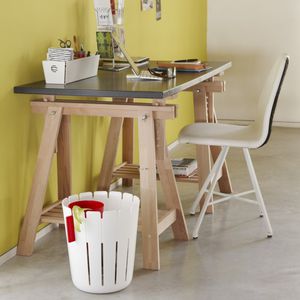 cubo de basura de plástico