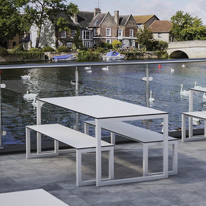 conjunto de mesa y banco contemporáneo