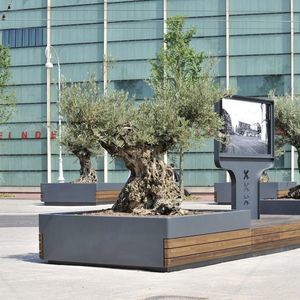 jardinera de madera exótica