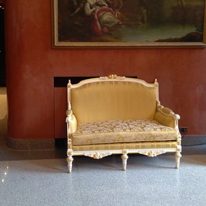 sofá de estilo Luis XVI