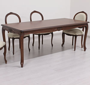 mesa de comedor de estilo Luis XV