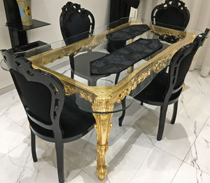 mesa de comedor de estilo Luis XV