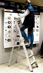 escalera con plataforma de trabajo