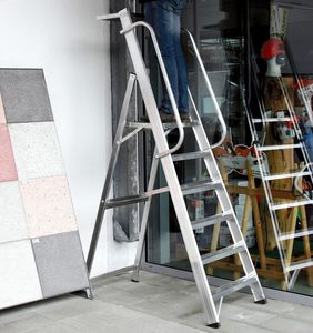 escalera con plataforma de trabajo