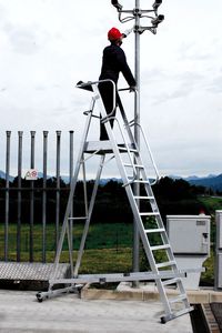 escalera con plataforma de trabajo