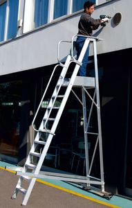 escalera con plataforma de trabajo