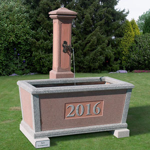 fuente de jardín / de hormigón / clásica