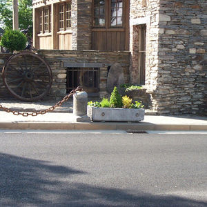 jardinera de piedra / rectangular / contemporánea / para espacio público